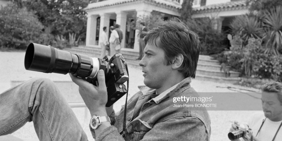 Ален Делон фотографирует во время съемок фильма «Пляж» в сентябре 1968 года в Сен-Тропе, Франция. Фото Жан-Пьера Боннотта