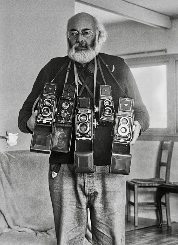 Фото: Адольфо Камински со своими камерами Rolleiflex, Париж, 1997, фото снято его женой Лейлой