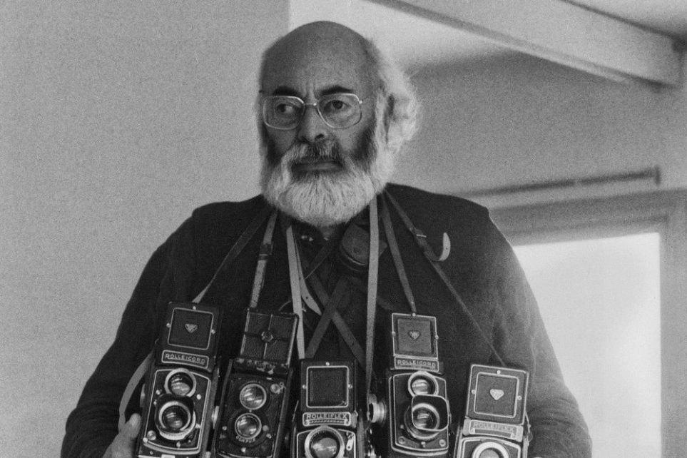 Фотограф Адольфо Каминский с камерами Rolleiflex