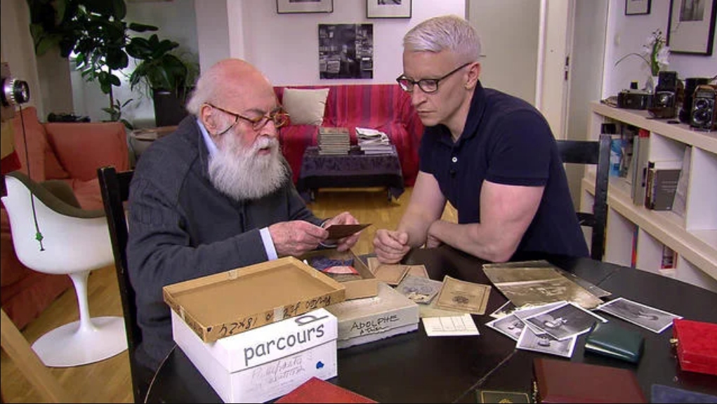 Адольфо Камински с репортером рассматривают снимки